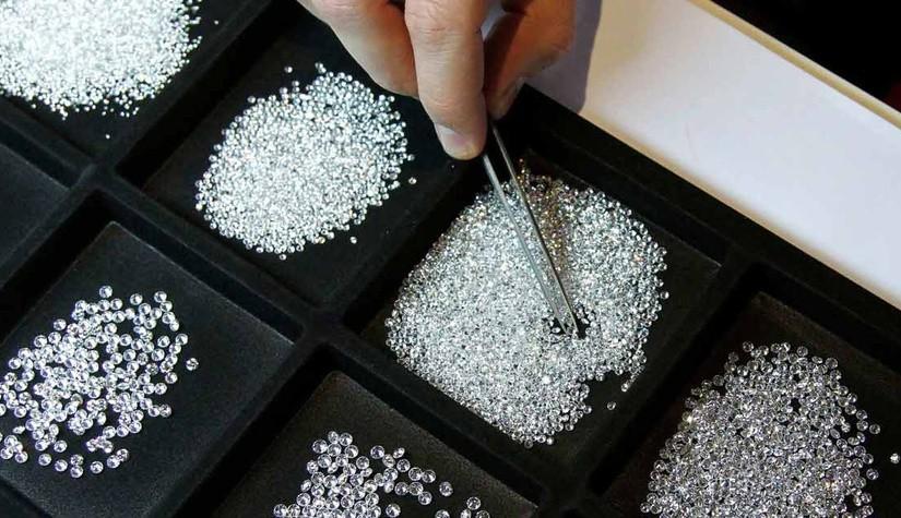 Distinguish natural and synthetic melee diamonds